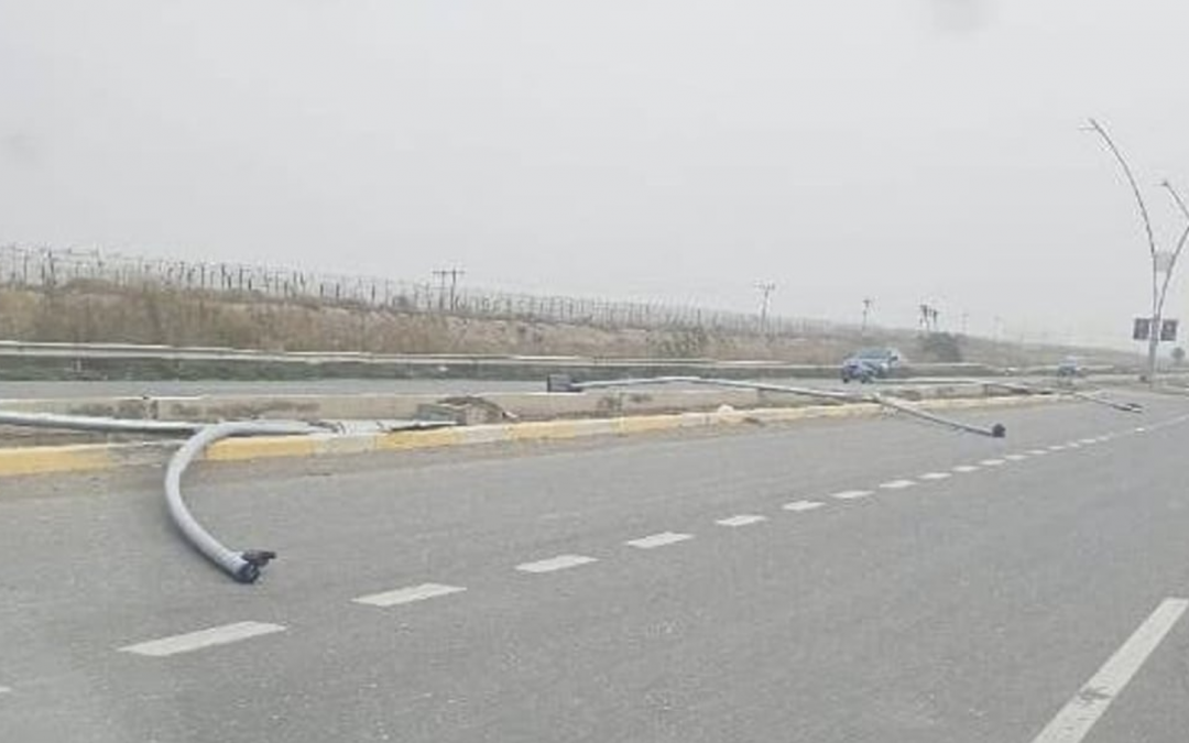 العواصف تقتلع 20 عمود إنارة على طريق بعقوبة.. المشروع لا زال بعهدة المقاول